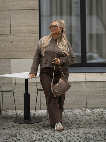 Chic Brown Cardicoat Look