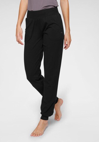 OCEAN SPORTSWEAR Tapered Workout Pants in Black: front