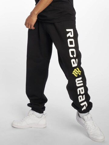 ROCAWEAR Tapered Hose in Schwarz