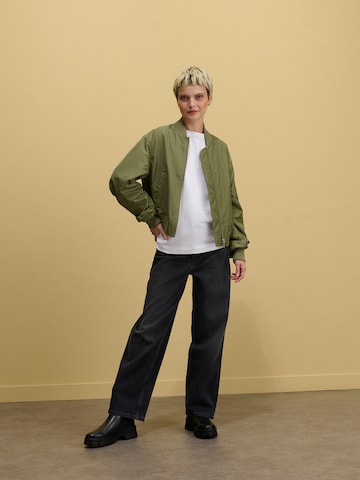 Green Bomberjacket Look