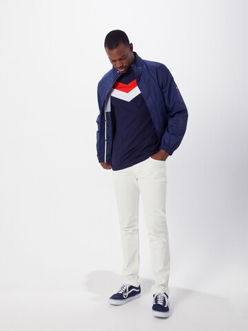 Coupe regular T-Shirt 'Arrow' Urban Classics en bleu