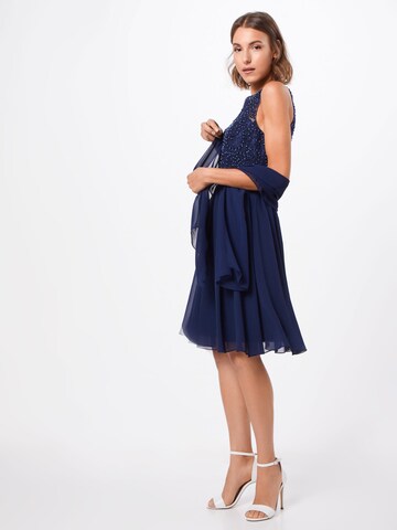 Rochie de cocktail de la mascara pe albastru