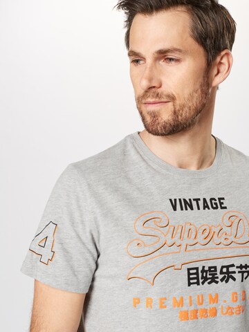 Superdry T-Shirt in Grau