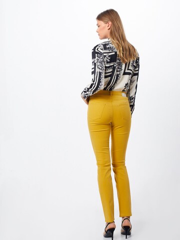 Coupe slim Jean 'Shakira' BRAX en jaune : derrière