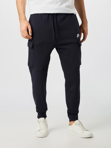 Effilé Pantalon cargo 'Club' Nike Sportswear en noir : devant