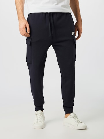 Nike Sportswear Tapered Cargobroek 'Club' in Zwart: voorkant