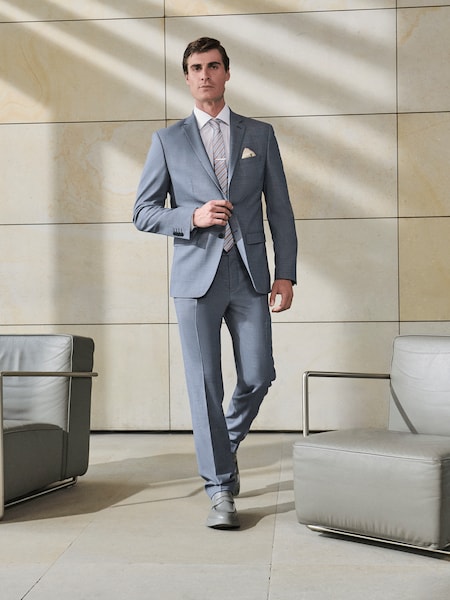 Raúl - Classy Grey Suit Look