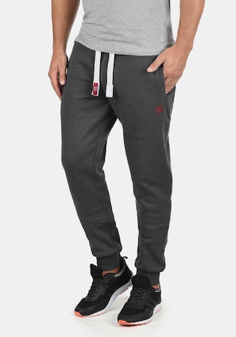 !Solid Tapered Broek 'Benn' in Grijs: voorkant