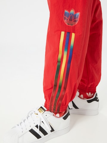 Effilé Pantalon ADIDAS ORIGINALS en rouge