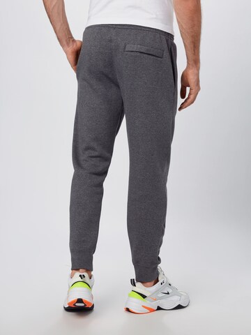 Effilé Pantalon 'Club Fleece' Nike Sportswear en gris