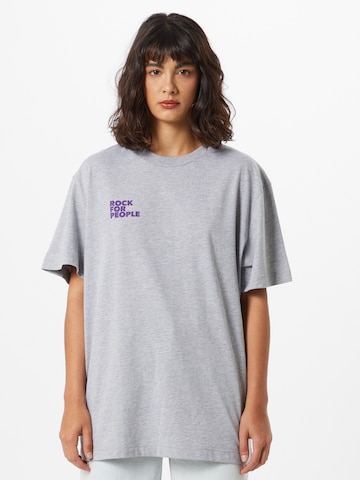 ABOUT EVERYONE - Ajuste regular Camiseta 'Rock for People' en gris: frente