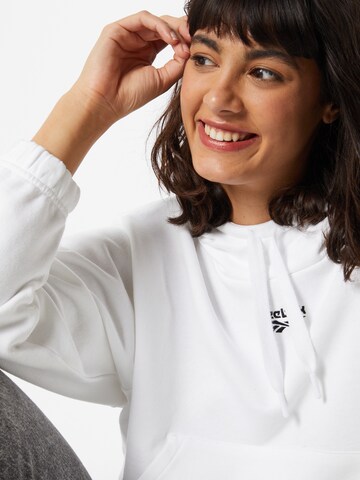 Sweat-shirt Reebok en blanc