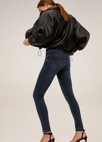 Skinny Jean 'Kim' MANGO en bleu