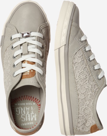 Baskets basses MUSTANG en gris