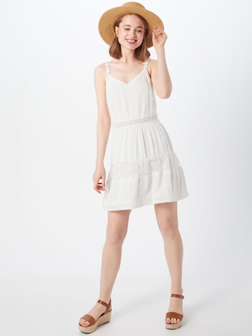 Robe d’été 'Karmen Anne' ONLY en blanc