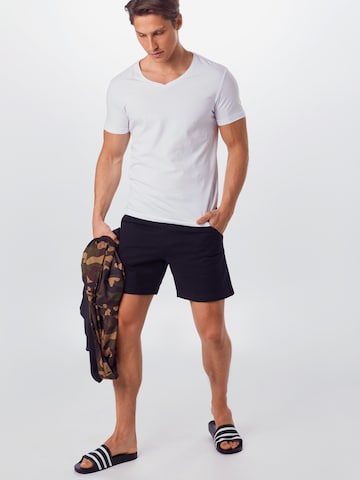 Degree Regular Shorts in Schwarz