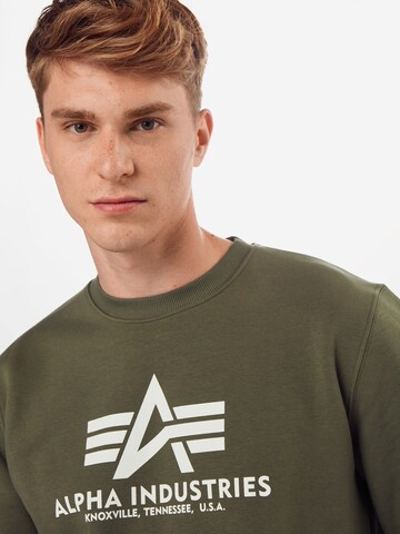 ALPHA INDUSTRIES Sweatshirt i grønn