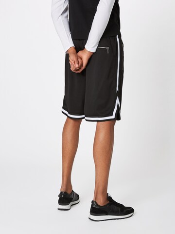 Urban Classics Regular Shorts in Schwarz: zadná strana