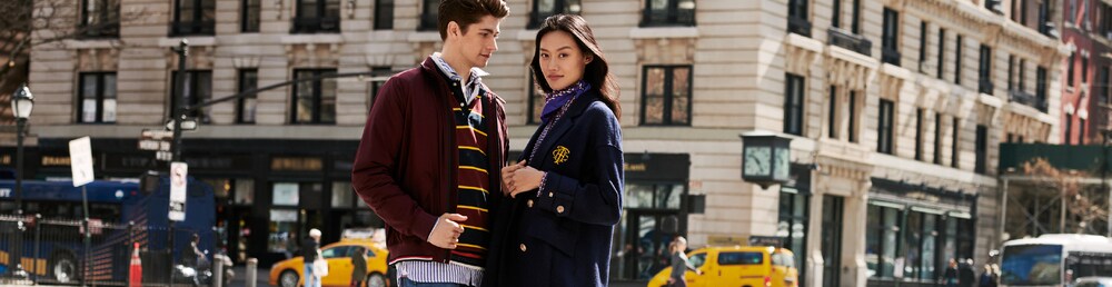 Uomo e donna in abbigliamento Tommy Hilfiger