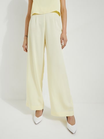 EDITED Wide leg Pants 'Julienne' in Yellow: front