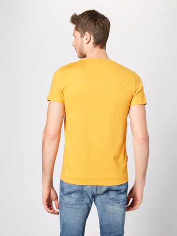 T-Shirt Superdry en jaune : derrière