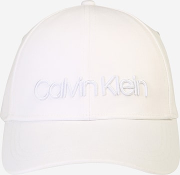 Șapcă de la Calvin Klein pe alb