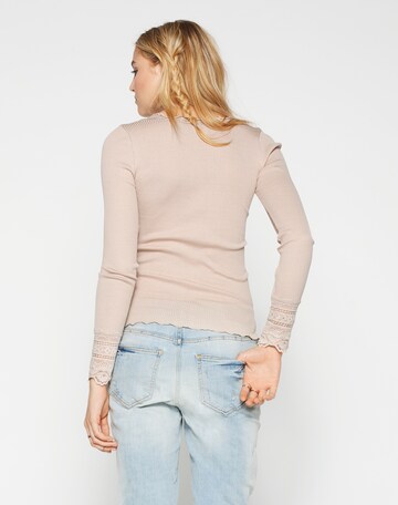 Tricou de la rosemunde pe bej: spate