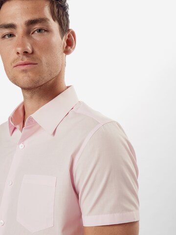 Coupe regular Chemise BURTON MENSWEAR LONDON en rose