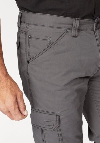 Man's World Regular Cargobermudas in Grau