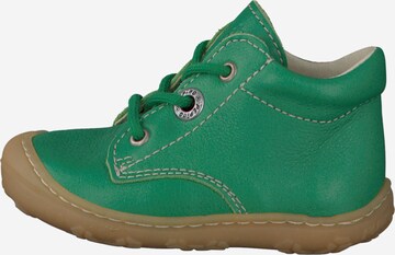 Pepino - Zapatos primeros pasos 'Cory' en verde: lado