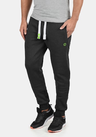 !Solid Tapered Broek 'Benn' in Grijs: voorkant