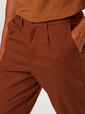 Regular Pantaloni de la BURTON MENSWEAR LONDON pe maro