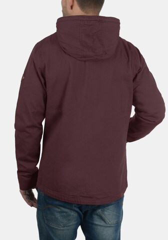 Veste mi-saison 'Bobby' BLEND en rouge
