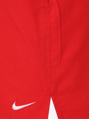 Nike Swim Regular Badeshorts in Rot