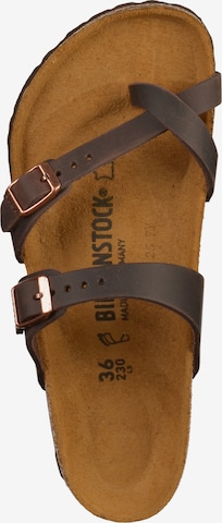 BIRKENSTOCK - Chinelos de dedo 'Mayari' em castanho