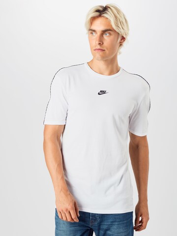 Coupe regular T-Shirt 'REPEAT' Nike Sportswear en blanc : devant