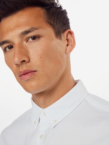 Coupe regular Chemise 'Oxford' BURTON MENSWEAR LONDON en blanc