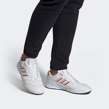 Sneaker low 'A.R. TRAINER' de la ADIDAS ORIGINALS pe alb: față