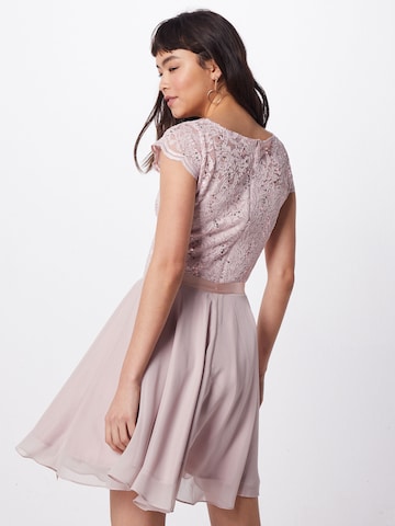 Robe de cocktail SWING en rose : derrière