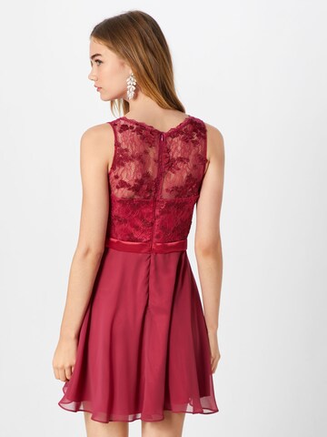 Robe de cocktail VM Vera Mont en rouge : derrière