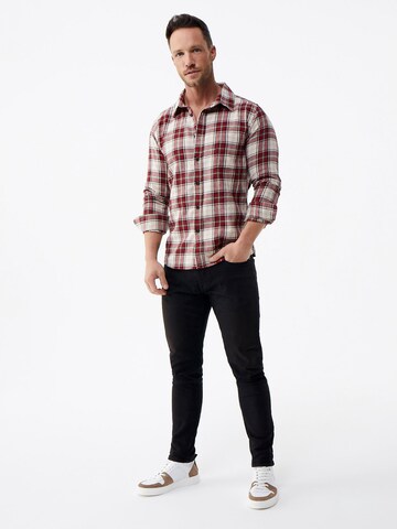 DAN FOX APPAREL - Regular Fit Camisa 'Thies' em vermelho