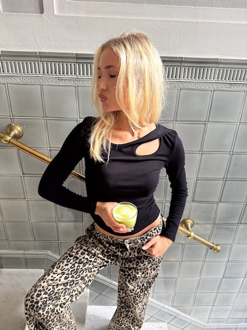 Animal Print Pants And Black Blouse Look