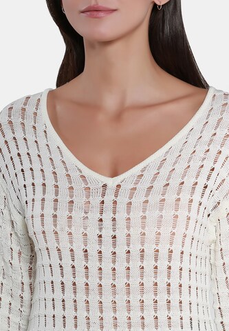 Usha Sweater in White: front