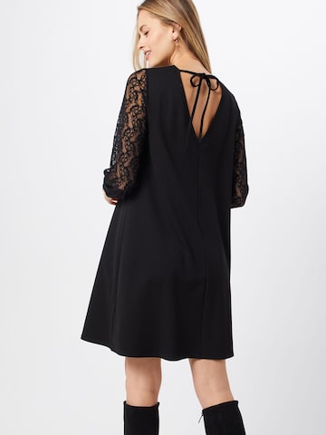 Rochie 'Selena' de la ABOUT YOU pe negru: spate