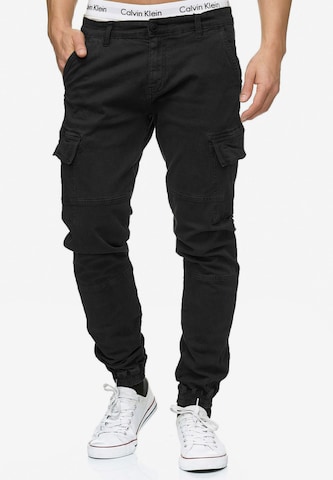 INDICODE JEANS Tapered Cargo Pants 'August' in Black: front