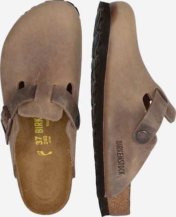 BIRKENSTOCK - Sapato aberto 'Boston' em castanho