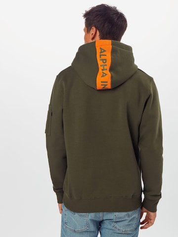 ALPHA INDUSTRIES Regular fit Tréning póló 'Red Stripe' - zöld