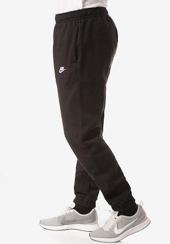 juoda Nike Sportswear Siaurėjantis Kelnės 'Club Fleece'