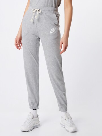 Nike Sportswear Tapered Broek in Grijs: voorkant