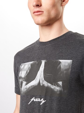 Mister Tee T-Shirt 'Pray' in Grau